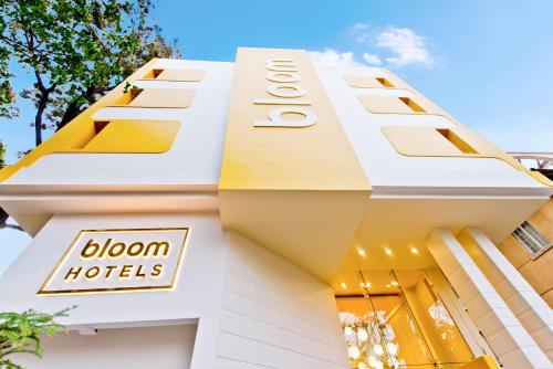 um edifício com uma placa que lê hotéis Bloom em Bloom Hotel - Indiranagar em Bangalore