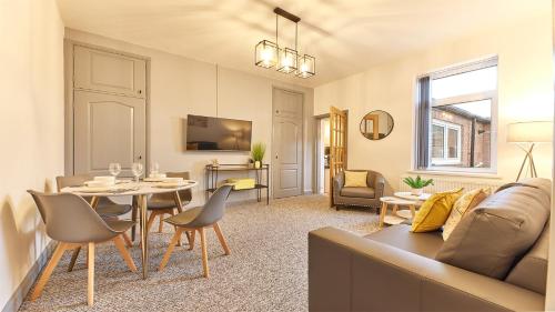 uma sala de estar com um sofá e uma mesa em Host & Stay - Millbank Crescent Apartments em Bedlington