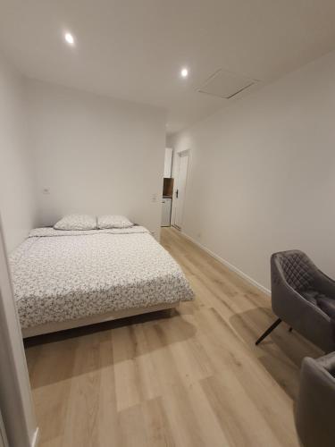Ένα ή περισσότερα κρεβάτια σε δωμάτιο στο Studio calme dans villa habitée, parking privé et gratuit