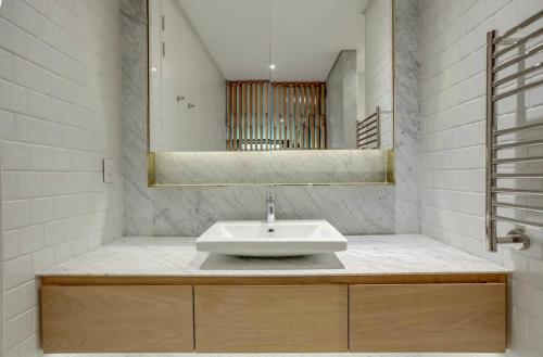 uma casa de banho com um lavatório e um espelho em Blair Atholl Estate em Lanseria