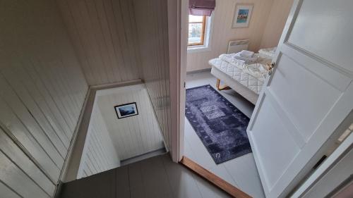 uma vista sobre uma escada num quarto com um quarto em Autentisk rorbu i burekka, Stamsund em Stamsund
