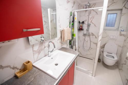 een badkamer met een wastafel en een toilet bij GREEN LAND Family Fun Sport Resort in Šmarje pri Jelšah