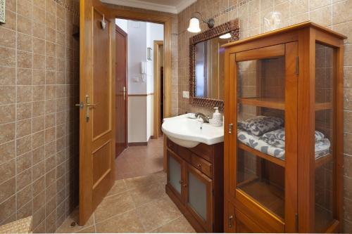 a bathroom with a sink and a mirror at Las Terrazas Primera Línea de playa in Mezquitilla
