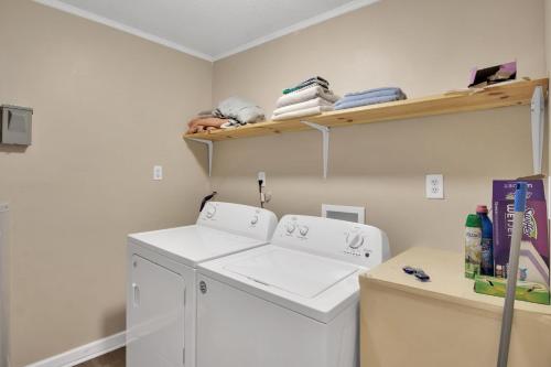 a laundry room with a washing machine and a shelf at Pleasant Hill Home in Wooddale