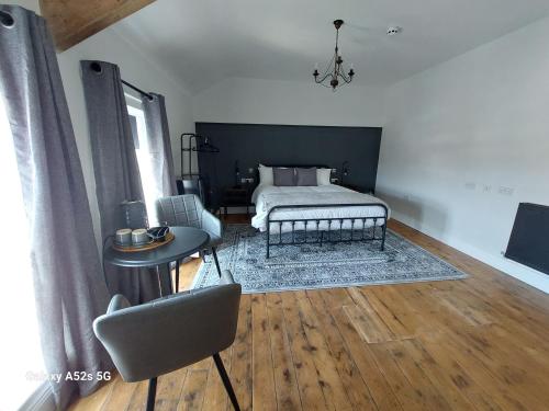 1 dormitorio con 1 cama, 1 mesa y 1 silla en LONDONDERRYS Bar and Accommodation, en Seaham