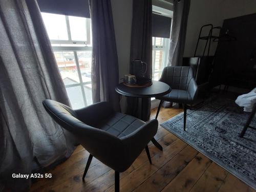 Ruang duduk di LONDONDERRYS Bar and Accommodation