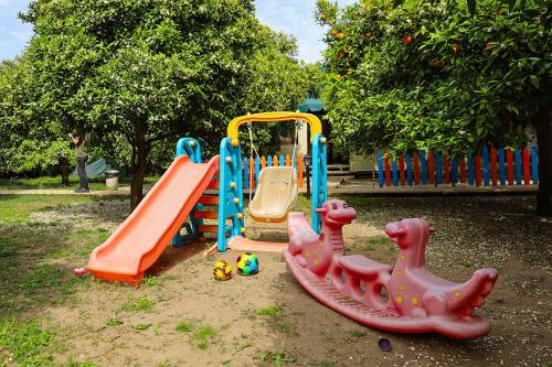 un parque con parque infantil y equipo de juegos en Sunrise Bungalows, en Cıralı