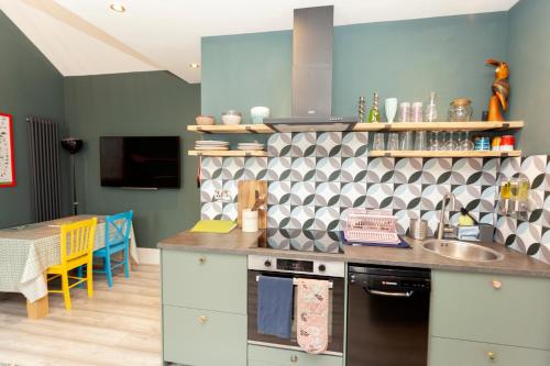 una cucina con lavandino e piano di lavoro di Sundance Cosy Getaway - Annexe a Whitstable