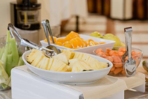 a bowl of fruit sitting on top of a counter at Hotel Calabona in Alghero