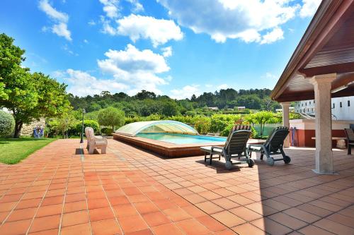 patio z 2 krzesłami i basenem w obiekcie GALIHOST - Villa García w mieście Valga