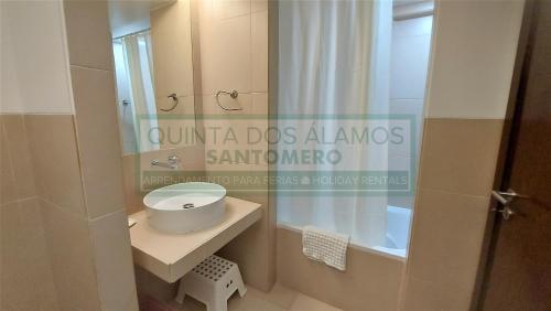 アルブフェイラにあるApartamento T2 Salgadosのバスルーム(トイレ、洗面台、バスタブ付)