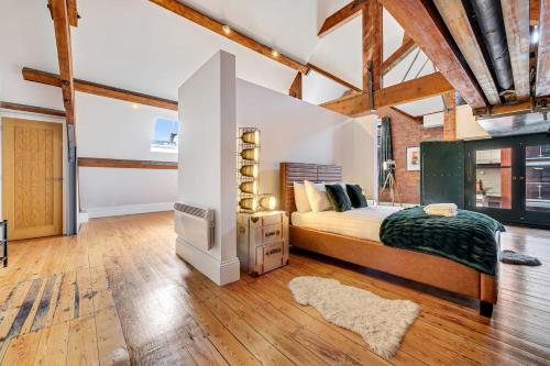 - une chambre avec un lit dans une pièce dotée de plafonds en bois dans l'établissement Host & Stay - Bands Warehouse VI, à Liverpool