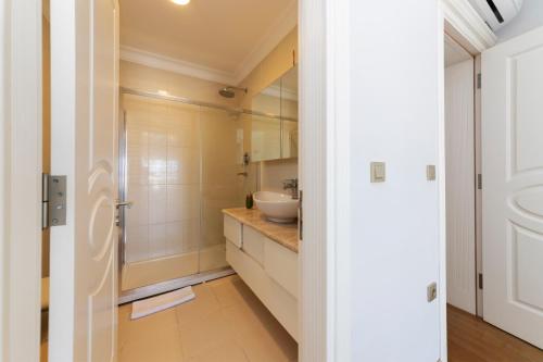 a bathroom with a sink and a toilet in it at YALIKAVAK VILLA MAGNOLIA in Bodrum City