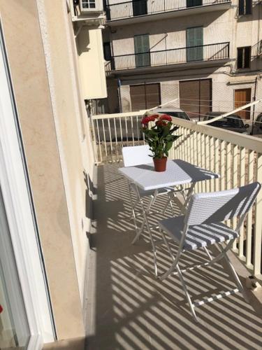 een tafel op een balkon met een plant erop bij Casa Estiva Francesco e Nicolò in Vieste