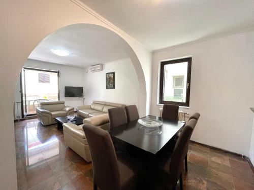 uma sala de estar com uma mesa e um sofá em Apartments Villa Mirjana em Budva