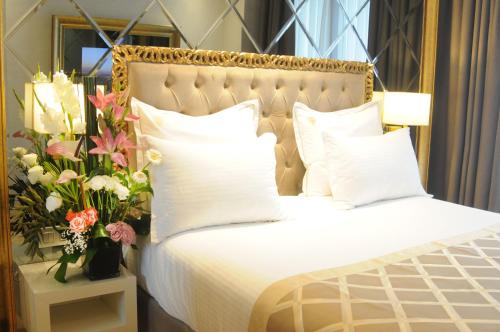 Una cama o camas en una habitación de Suite Hotel Casa Diamond
