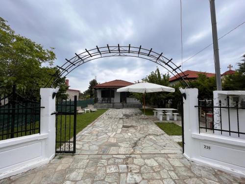 Το κτήριο όπου στεγάζεται  η παραθεριστική κατοικία