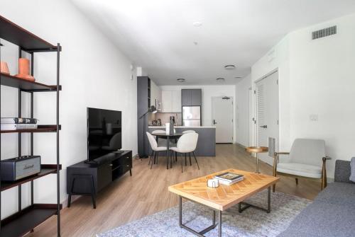 Hollywood 1BR w gym pool wd near Metro LAX-1054