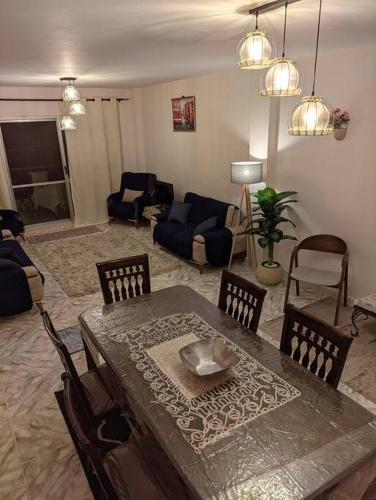 Foto da galeria de Spacious 3 bedroom apartment with a sea view. em Dawwār Abū Maḩrūs