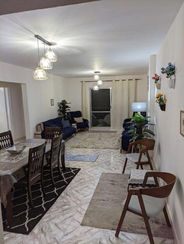 Foto da galeria de Spacious 3 bedroom apartment with a sea view. em Dawwār Abū Maḩrūs