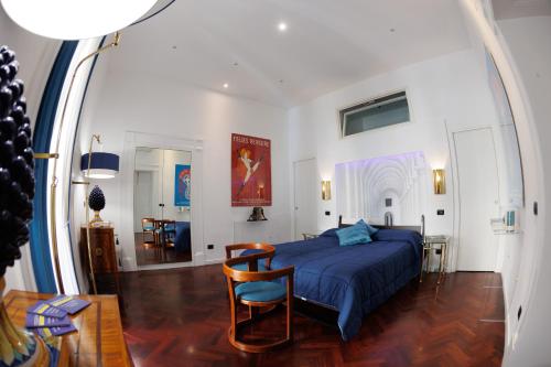 ナポリにあるBellini Inn Primo Pianoのベッドルーム(青いベッド1台、椅子付)