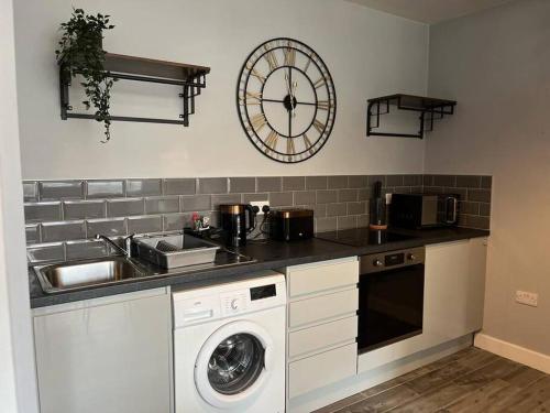 マンスフィールドにあるModern 1 Bed Apartment in Mansfield Town Centreのキッチン(洗濯機付)、壁掛け時計