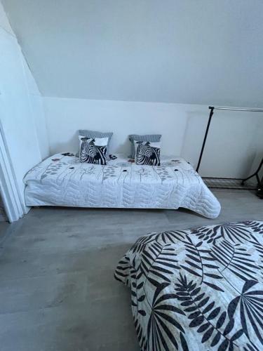 - une chambre avec 2 lits dotés d'oreillers zébrés dans l'établissement Chicorée, à Bout dʼAmont