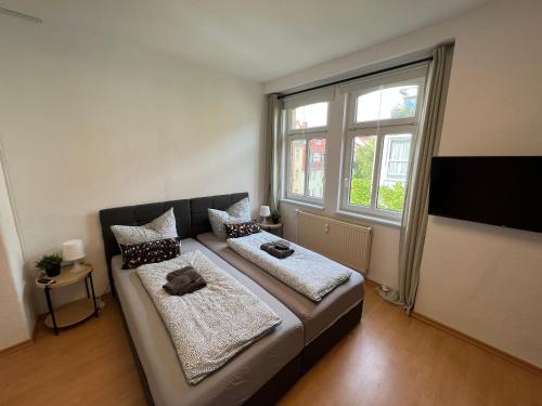 un soggiorno con divano e finestra di Jena City Apartment, sonnig, kostenloses Parken & Wifi a Jena