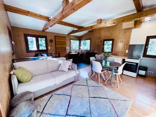 un soggiorno con divano e tavolo di Chalet in green, sunny and quite spot 5’ from center a Chamonix-Mont-Blanc
