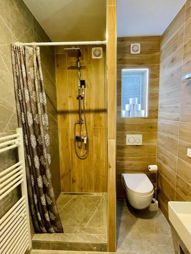 ein Bad mit einer Dusche, einem WC und einem Waschbecken in der Unterkunft Appartement 202 in Klagenfurt am Wörthersee