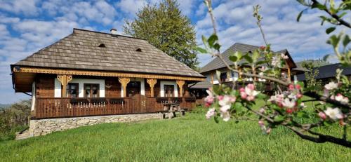 une maison avec terrasse sur une colline fleurie dans l'établissement Pension La Roata, à Gura Humorului