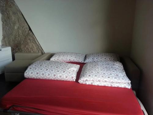 un letto con due cuscini sopra in una stanza di Casa Limonaia San Rocco a Limone sul Garda