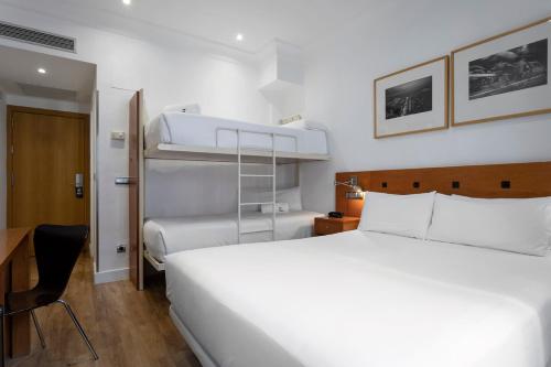 Posteľ alebo postele v izbe v ubytovaní Petit Palace Cliper-Gran Vía