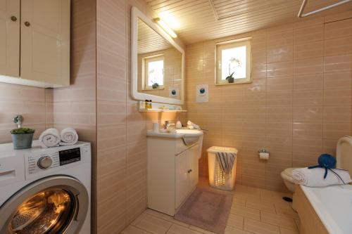 Un baño con lavadora y lavabo. en Villa in the Garden, en Kokkíni Khánion