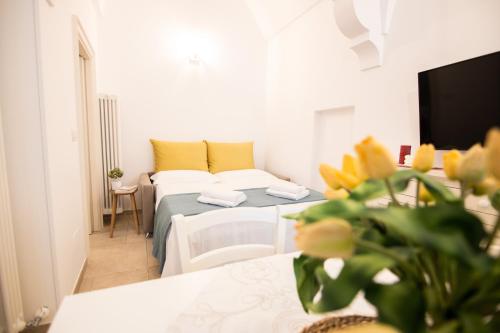 聖米凱萊薩倫蒂諾的住宿－Dimora Nonna Lina，一间带两张床和一张沙发的客厅