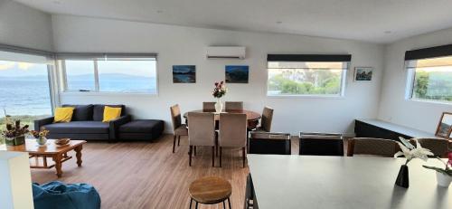 Posezení v ubytování Beach Getaway - Blessington Villa