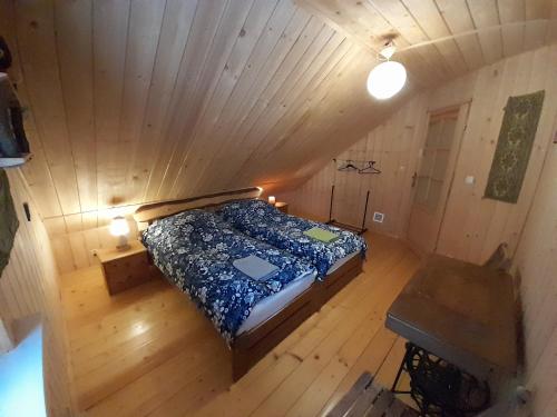 einen Blick über ein Bett in einem Holzzimmer in der Unterkunft Pod Bieszczadem in Jaśliska