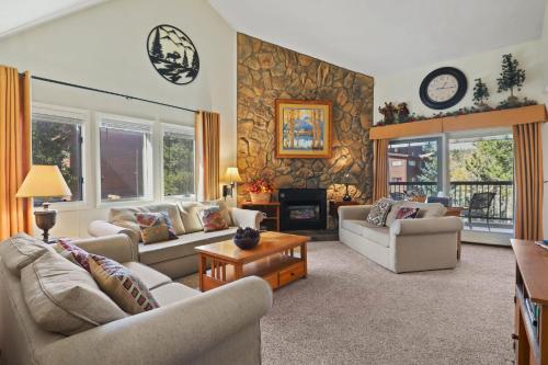 Ruang duduk di Charming 2BR Condo in the Heart of Breckenridge