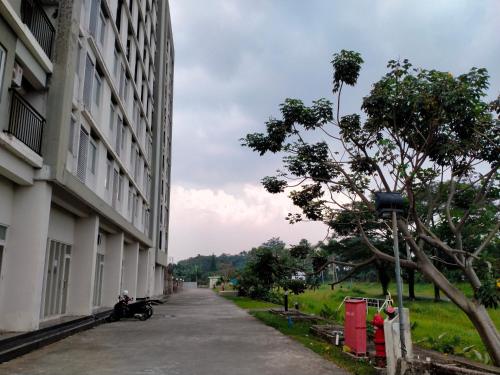 an empty street next to a building at RB Room Bogorienze The Jungle Bogor in Bogor