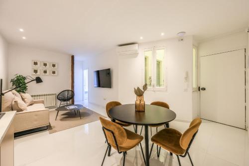 salon ze stołem i krzesłami w obiekcie Apartamento Embajadores XVII w Madrycie