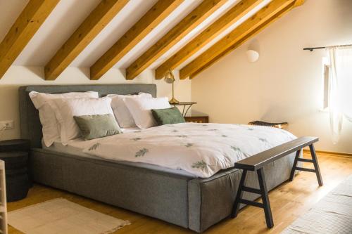 Villa Mara- Casa Rustica في كورتْشولا: سرير كبير في غرفة بسقوف خشبية