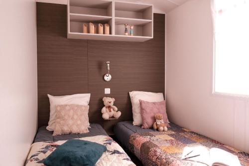 two beds sitting next to each other in a bedroom at L'Orée de l'Océan - Vendée in Landevieille