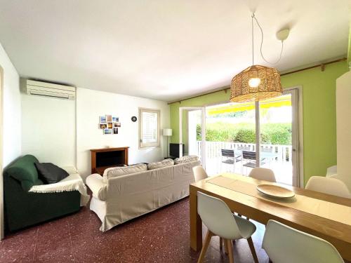 ein Wohnzimmer mit einem Sofa und einem Tisch in der Unterkunft Adosado Ripolles in Tarragona