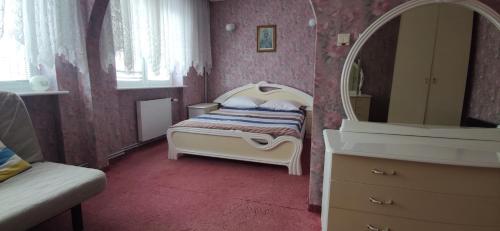 a bedroom with a bed with a mirror and a dresser at Pink House Dziwnów 250 m od Morza in Dziwnów