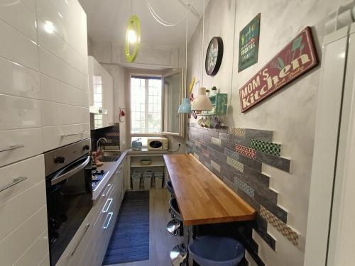 - une cuisine avec une table en bois dans une chambre dans l'établissement Come a Casa Pretty Apartment, à Lido di Ostia
