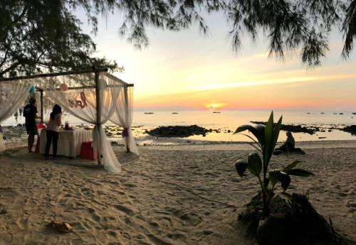 ein Hochzeitsempfang am Strand bei Sonnenuntergang in der Unterkunft Dumba Bay Tioman in Tioman Island