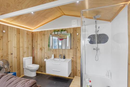 Changing Sands - Whiritoa Holiday Home في Whiritoa: حمام مع مرحاض ومغسلة ودش