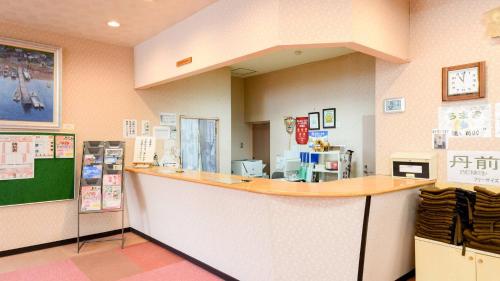 a restaurant with a counter in a room at Hotel Yunotaniso in Uonuma
