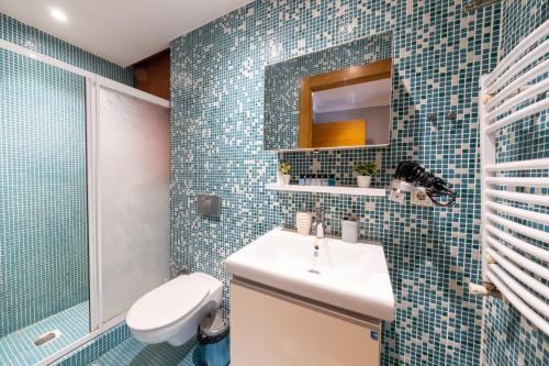 La salle de bains est pourvue d'un lavabo, de toilettes et d'un miroir. dans l'établissement King Suites Beşiktaş, à Istanbul