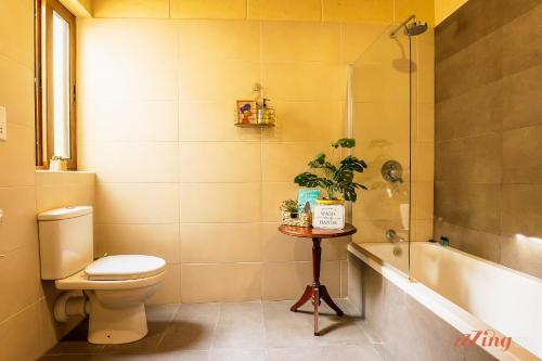 y baño con aseo, lavabo y bañera. en A charming Gozo Farmhouse in Sannat, en Sannat